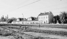 Dęblin, budynki stacyjne widziane z peronu, 1988. Fot. J. Szeliga....